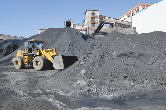 山西同煤集团一座矿井生产出大量煤炭。（中新社资料照片）