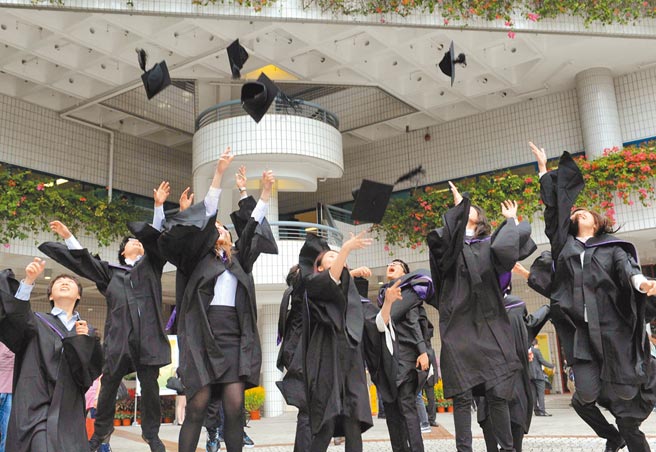 香港城市大学举行学位颁授典礼，毕业生抛帽庆祝。（中新社资料照片）