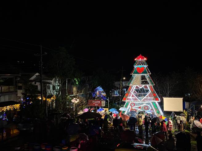 来吉部落塔山光之树由邹族8个部落及海内外艺术家共同完成。（张亦惠摄）