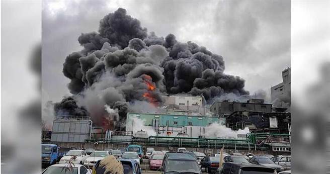 旭富大火延烧，4间工厂遭波及甚至付之一炬。（图／翻摄画面）