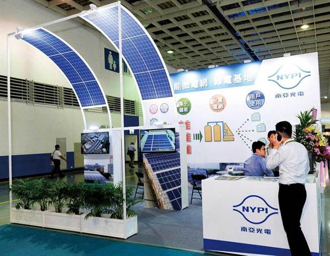 LED是台塑集团布局新能源的重点之一，开发智慧能源应用。图为台塑集团旗下南亚光电参加二○一八年台湾国际循环经济展。（图／报系资料库）