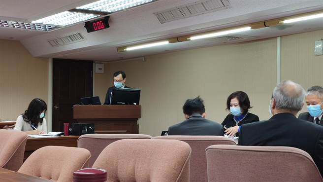 立法院社会福及卫生环境委员会今天邀请劳动部、卫福部等部会就「如何强化人力仲介公司管理照护移工责任及落实边境检疫之具体措施」专案报告。（林良齐摄）