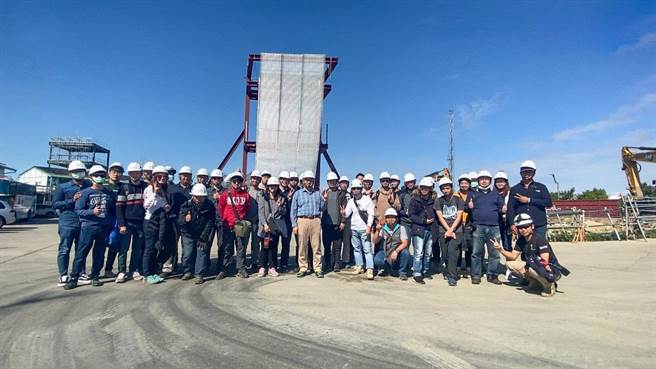 相关科系学子现地参访台中绿美图新建工程工区。（台中市政府提供／陈世宗台中传真）