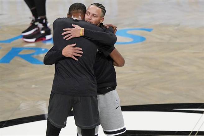 NBA新赛季开幕战刻意安排篮网迎战勇士，杜兰特赛前也与史提芬柯瑞互相拥抱，杜兰特受访时表示，怀念在勇士的快乐时光，他们都是我的兄弟。(美联社)