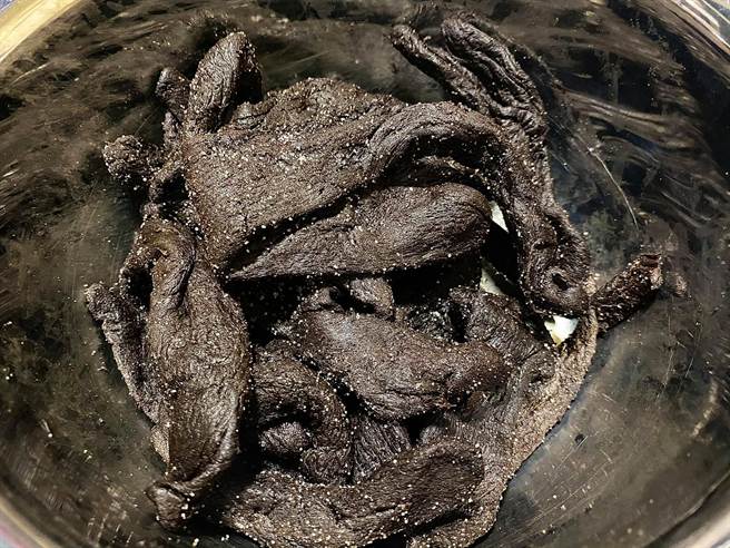 一名网友表示于尾牙抽奖抽中老板准备的礼物，网友一看都认为他赚到。（图／翻摄自脸书厨艺公社）