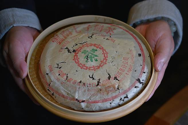 宝成集团前董座蔡其建私人收藏的「8582」老生普洱茶饼，一饼357公克、每饼市价已飙到40万元。（图／姚舜）