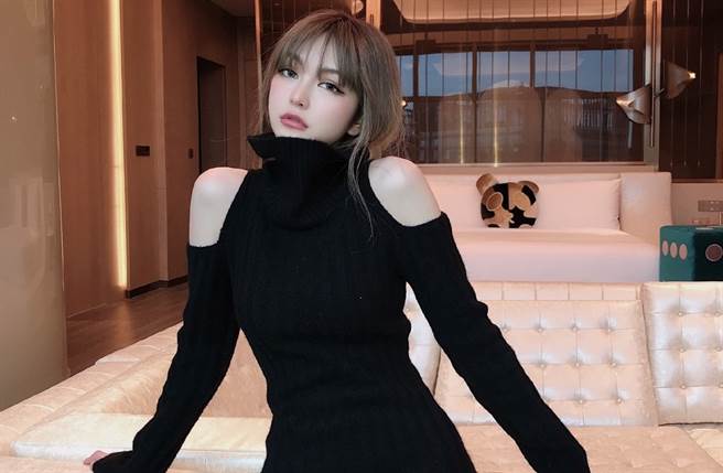 周扬青平时都穿戴名牌还住豪宅，被传身家不一般，不仅是「富二代」，还是「军二代」。(翻摄自周扬青微博)