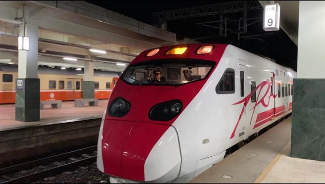 南迴电气化首班车开跑，凌晨5点53分由台东首航，驾驶员向窗外媒体挥手致意。（蔡旻妤摄）