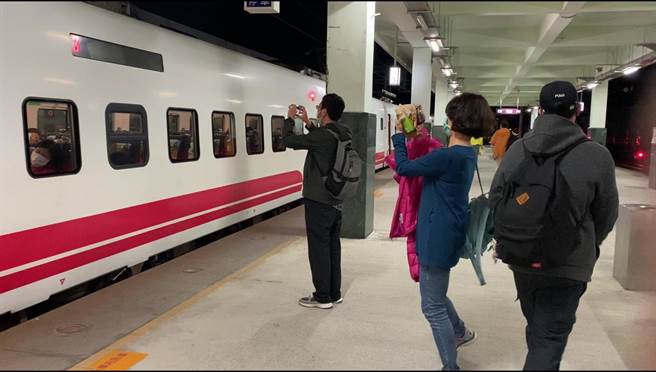 南迴电气化首班车开跑，凌晨5点53分由台东首航，乘客都赶紧上车准备体验，月台上还有铁道迷在拍摄首发列车。（蔡旻妤摄）