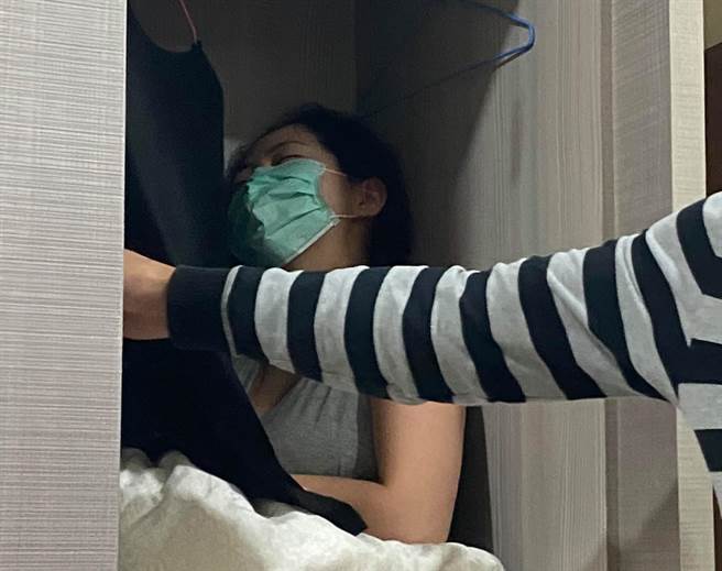 一位妹妹在脸书抱怨姐姐只要一回娘家就不顾儿女，一秒消失在家中，仔细一找才发现姐姐躲在衣柜里睡觉。（脸书社团《爆怨公社》／苏育宣翻摄）