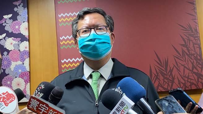 郑文灿23日宣布五月天、桃跨年照办，但强制带手机、戴口罩、禁餐饮。(蔡依珍摄)