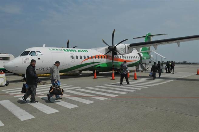 过年离岛航线第二波加班机下周二开卖。（资料照／李金生摄）