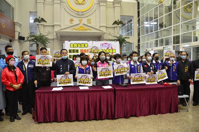 「要健康、拒莱猪！」立法院24日投票表决莱猪行政命令，桃园市15名议员23日在市议会和桃园妈妈们站出来，一起反对莱猪进口。（赖佑维摄）