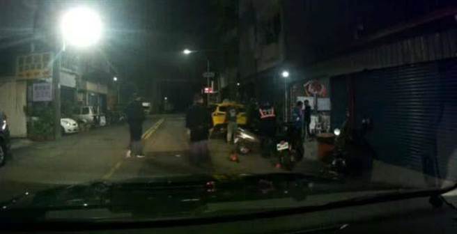 高雄市楠梓区楠都东街一处民宅23日凌晨1时29分，2、3名男子持棍棒乱敲门、打人，呛声要找林姓男子讨债，造成屋内林姓及许姓友人受伤。（翻摄照片／林雅惠高雄传真）