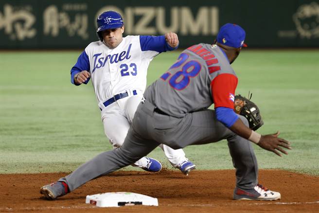 费城人队新任总管弗德（滑垒者）2017年曾加入以色列队，打进世界棒球经典赛8强。（美联社资料照）