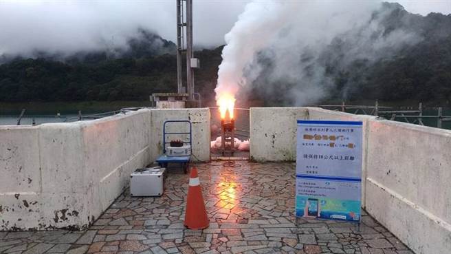 （水利署把握鋒面快速通過台灣機會於石門水庫施作人工增雨。圖/水利署提供）
