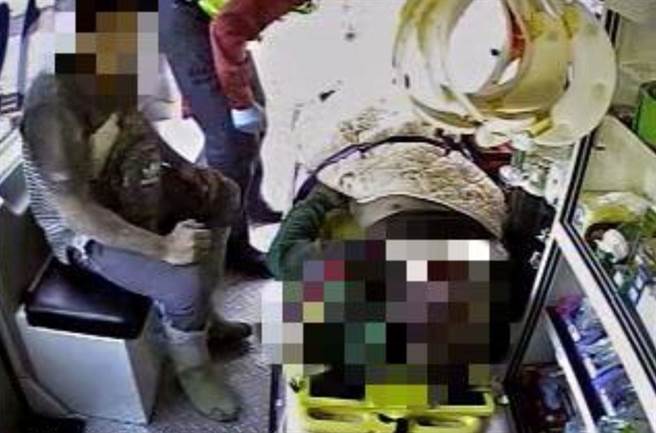 邱姓男子22日在在苗栗县泰安乡东崎道路象鼻段修建边坡却不慎滑落4公尺深边坡，他的头部撞击钢梁、意识模糊，由救护车紧急送医治疗。（苗栗县消防局提供／巫静婷苗栗传真）