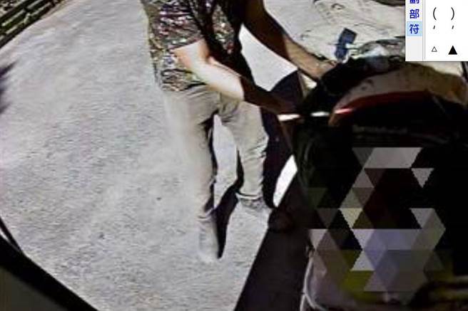 邱姓男子22日在在苗栗县泰安乡东崎道路象鼻段修建边坡却不慎滑落4公尺深边坡，他的头部撞击钢梁、意识模糊，由救护车紧急送医治疗。（苗栗县消防局提供／巫静婷苗栗传真）