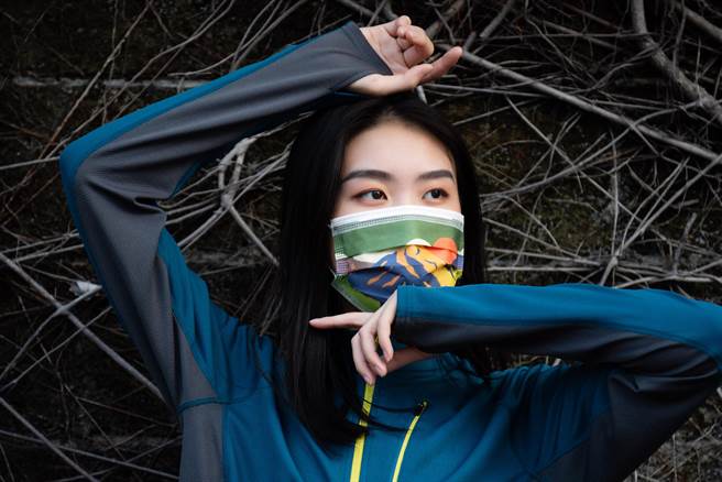 台湾本土厂商聚茂生技公司，今推出手绘台湾百岳造型口罩，不仅山友直呼好美，也让一般民眾心动不已。(聚茂生技提供／吴建辉彰化传真)