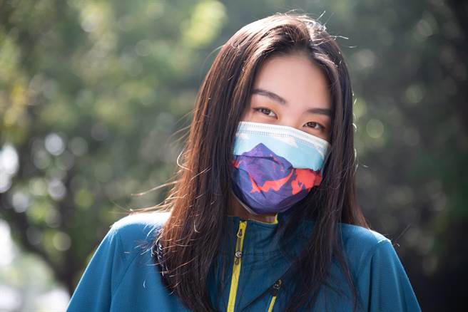 台湾百岳口罩，像是玉山、雪山、合欢山、奇莱山、南湖大山等台湾知名山岳，手绘清晰温暖的风格，吸引不少山友争相购买收藏。(聚茂生技提供／吴建辉彰化传真)