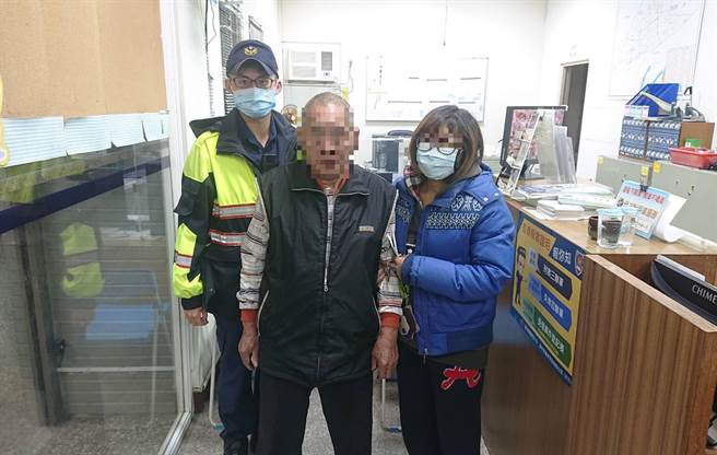 77岁的蔡阿公日前从中市南区住家骑车外出，中部走透透！迷路求助警方，中市警局雾峰分局十九甲派出所，协助找到家人助返家。（雾峰分局提供／黄国峰台中传真）