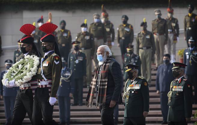 印度总理莫迪(中)各种施政遭遇不少质疑。(美联社)