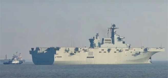 解放军第2艘075型两栖攻击舰12月22日首度海试的画面。（网路）