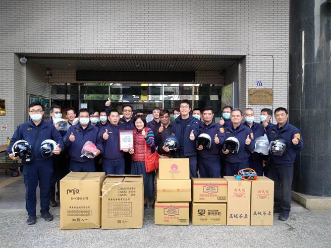 热心人士潘敏捷捐赠仁爱乡偏乡国小学童安全帽，关心学童交通安全。（仁爱警分局提供／黄立杰南投传真）