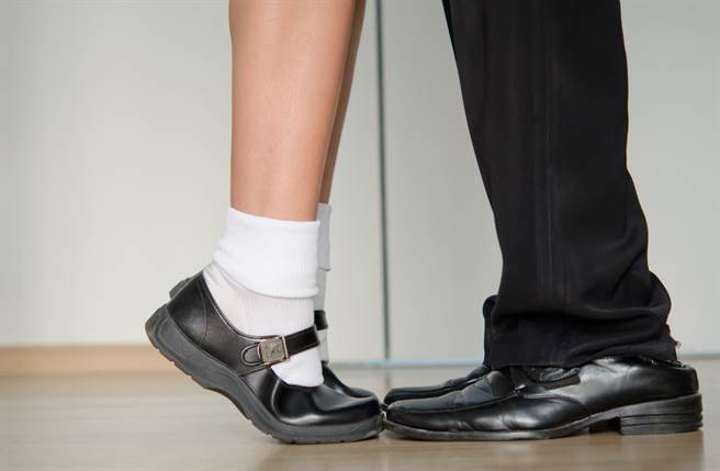  13岁少女维吉妮雅恋上27岁老师潘盖拉，展开课辅倒追大作战。(达志影像/shutterstock提供)