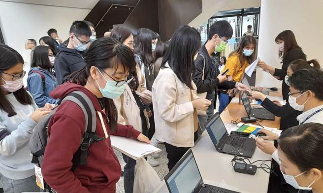台中市府研考会加码提供巡迴校园绑卡服务，让学生绑卡更便利外，也纾解区公所及户政事务所的人潮。（台中市府提供／卢金足台中传真）