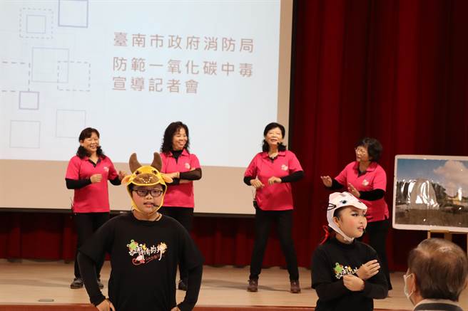 新市國小「口說藝術團」學童與樂齡學習班的阿公阿嬤一起表演，宣導防範一氧化碳中毒。（劉秀芬攝）