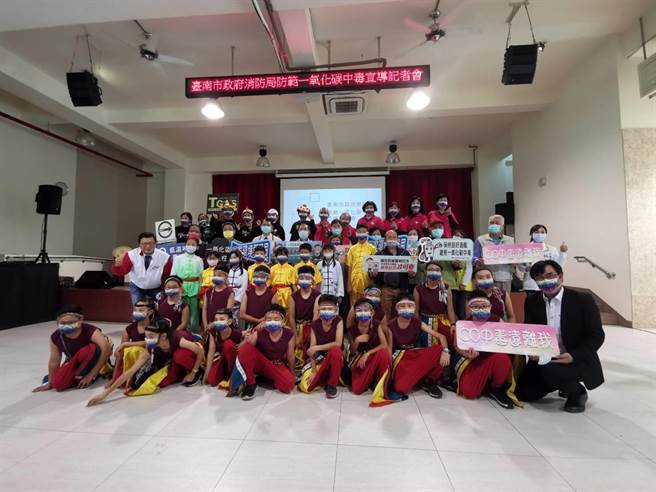 新市國小「口說藝術團」學童與樂齡學習班的阿公阿嬤一起表演，宣導防範一氧化碳中毒。（劉秀芬攝）