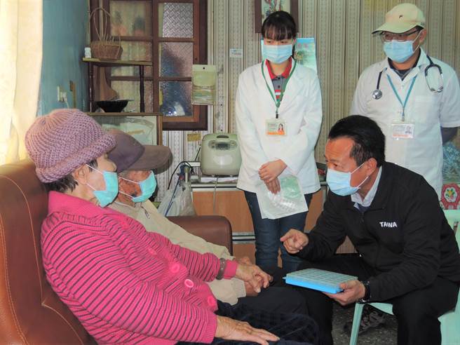 嘉义县长翁章梁（右二）到陈水炎（左二）、陈杨秀苑（左一）夫妇家中，了解长照医疗照护情形。（张毓翎摄）