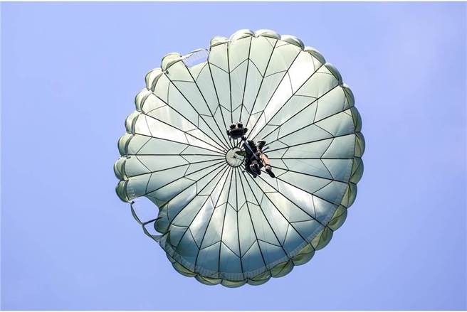 陆军23日上午在潮州空降场进行基本伞跳伞训练，不料刘姓士官学员空跳出机后，疑因快速解脱器异常显出意外。（图为示意图／国防部提供）

