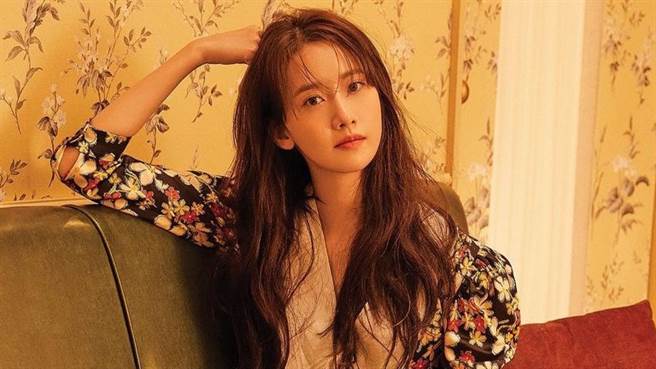 润娥近日为时尚杂志担任封面人物，性感的侧拍照也一併被公开。（图／IG@ellekorea）