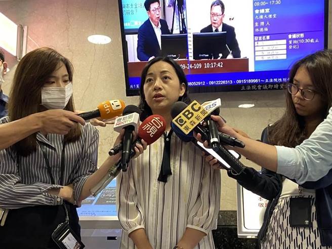 凃姓网友不满立委选举结果，在脸书贴文指小灯泡妈王婉谕「还有两个可以砍，拿去做灯笼」，遭检察官以恐吓罪提起公诉。（图：本报资料照）