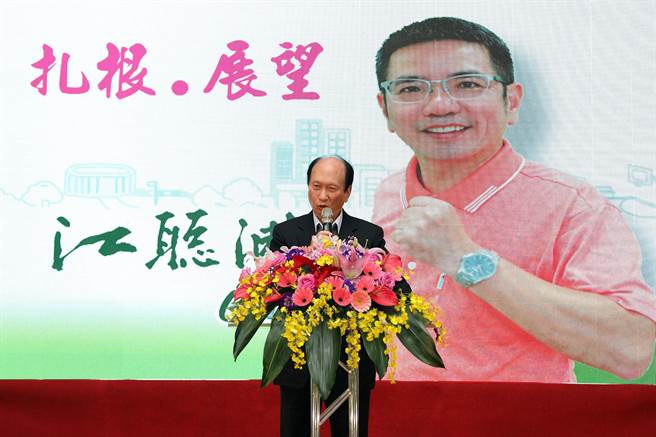 政务委员吴泽成今天出席宜兰市长江聪渊就职6周年活动，并勉励江聪渊「能用全县的角度，继续一起打拚。」（翻摄照片／李忠一宜兰传真）