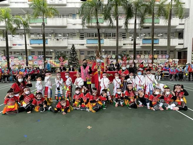 丹凤国小附设幼儿园今天在校园内举办丰年祭。（李俊淇摄）
