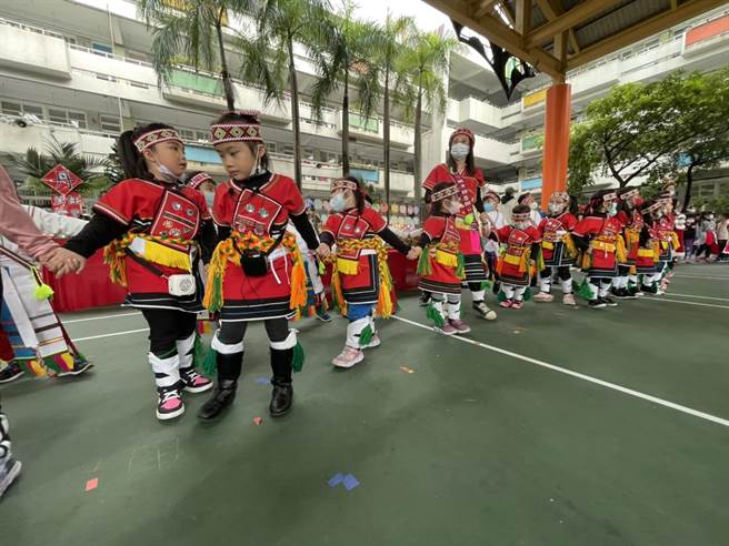 180名幼生穿着原住民传统服饰跳大会舞。（李俊淇摄）