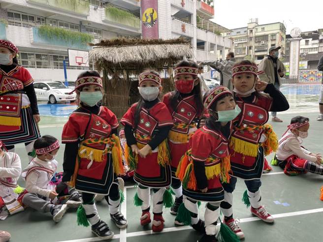 部份原住民学生从未接触过丰年祭，对此感到新奇。（李俊淇摄）