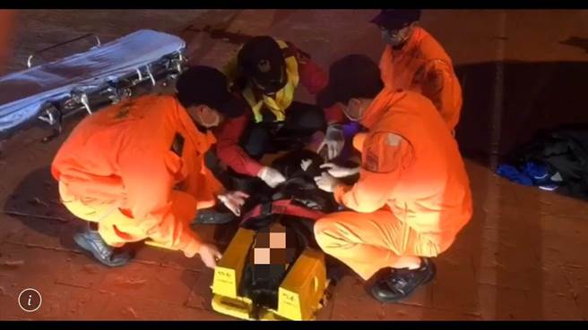 海巡署龙凤安检所官兵在龙凤渔港援救疑似轻生女子。（海巡署第三岸巡队提供／谢明俊苗栗传真）