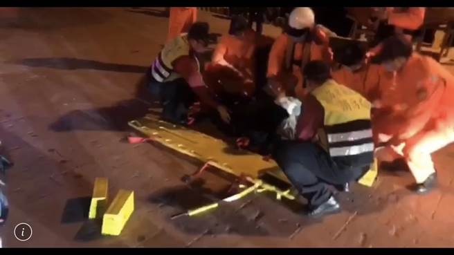 海巡署龙凤安检所官兵会同警消人员在龙凤渔港援救疑似轻生女子。（海巡署第三岸巡队提供／谢明俊苗栗传真）