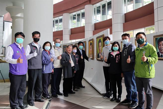 台南市议会庆祝县市合併10周年，邀请国宝级手绘看板大师顏振发，花了5个月的时间，绘制台南县市议会至今所有正副议长的肖像画，23日起在台南市议会大厅展出。（市议会提供／洪荣志台南传真）