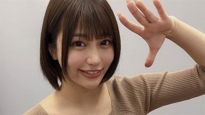 唯井真寻近日化身最辣送货员，火辣的「下衣失踪」穿搭引暴动。（图／twitter@tadai_mahiro）