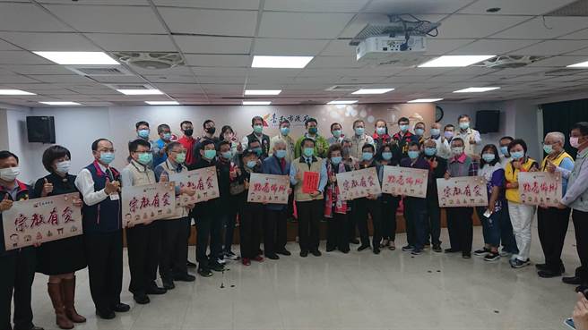 台南市民政局呼吁宫庙响应捐赠路灯，多家宫庙到场响应，台南市长黄伟哲（米黄夹克者）感谢宗教大爱。（程炳璋摄）