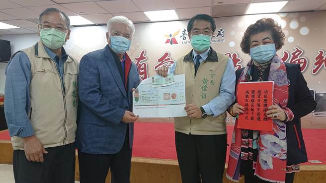 北门区二重港仁安宫当场捐赠100万红包当路灯设置基金，台南市长黄伟哲（米黄夹克者）表达感谢。（程炳璋摄）