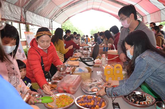 台南市大内区二溪国小邀请家长一家准备一菜，参加亲职共餐音乐会。（台南市二溪国小提供／刘秀芬台南传真）