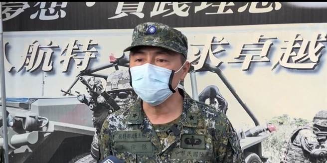 陆军航空特战指挥部发言人王俊杰出面说明伞兵训练疑快速解脱器故障的情形。(曹婷婷摄)