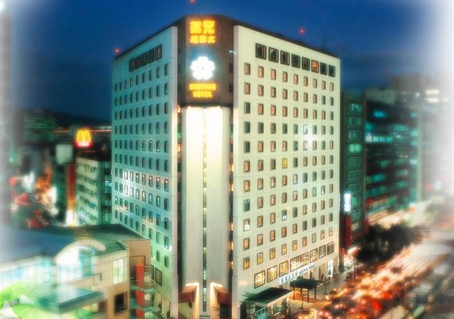 外传染疫的纽西兰机师曾到兄弟饭店，兄弟饭店今天受访强调，经过调查后发现，纽西兰机师仅有停车，并未进入兄弟饭店消费。(图撷取自兄弟大饭店官网)