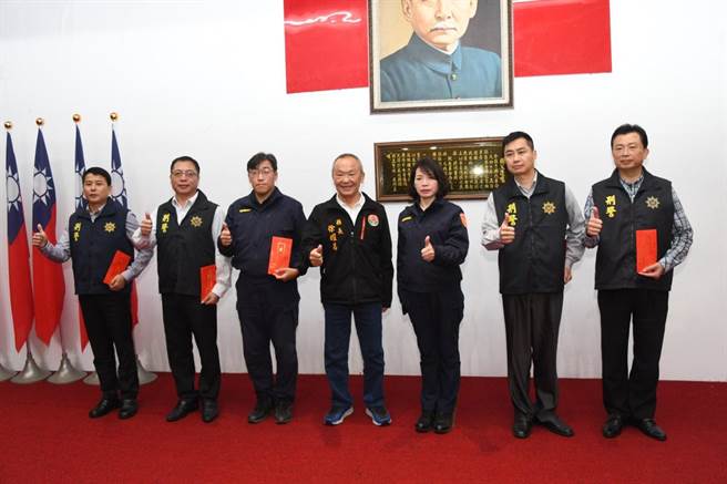 苗栗县长徐耀昌在苗栗县警局今年最后一次月会上颁奖表扬破案有功官警。（苗栗县警局提供／谢明俊苗栗传真）
